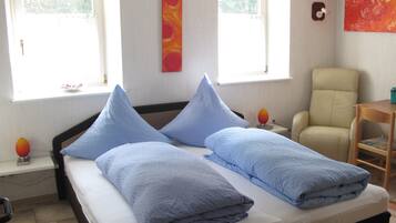 Basic-Apartment, Flussblick | 1 Schlafzimmer, individuell dekoriert, Schreibtisch, kostenloses WLAN