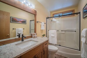 Suihkun ja ammeen yhdistelmä, hiustenkuivaaja, pyyhkeet, sampoo