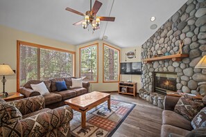 Älytelevisio, takka, videopelejä, DVD-soitin