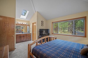 3 makuuhuonetta, silitysrauta/-lauta, vauvan matkasänky, Wi-Fi