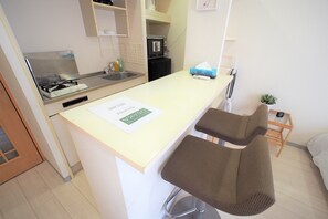 Standard Room, 1 Bedroom | In-room dining