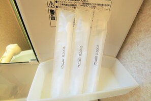 Standard Room, 1 Bedroom | Bathroom amenities | Combined shower/bathtub, deep-soaking bathtub, free toiletries