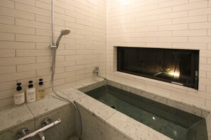 Maison (Private Vacation Home) | Salle de bain | Baignoire et douche séparées, baignoire profonde
