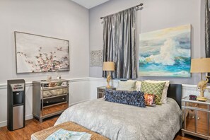 1 室のベッドルーム、デスク、WiFi (無料)、ベッドシーツ