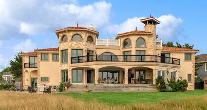 Endless Water Views: Your Hamptons Oasis Awaits - Book Now