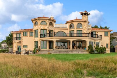 Endless Water Views: Your Hamptons Oasis Awaits - Book Now