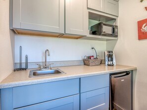 Kühlschrank, Mikrowelle, Ofen, Wasserkocher mit Kaffee-/Teezubehör