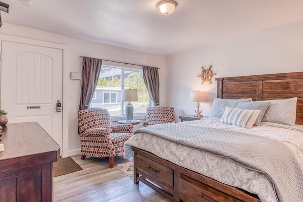 Queen Bed Studio Unit