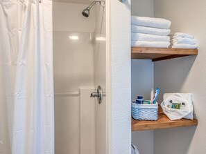 Shower, towels - W3 - Humpback - Whale Inn (Depoe Bay)