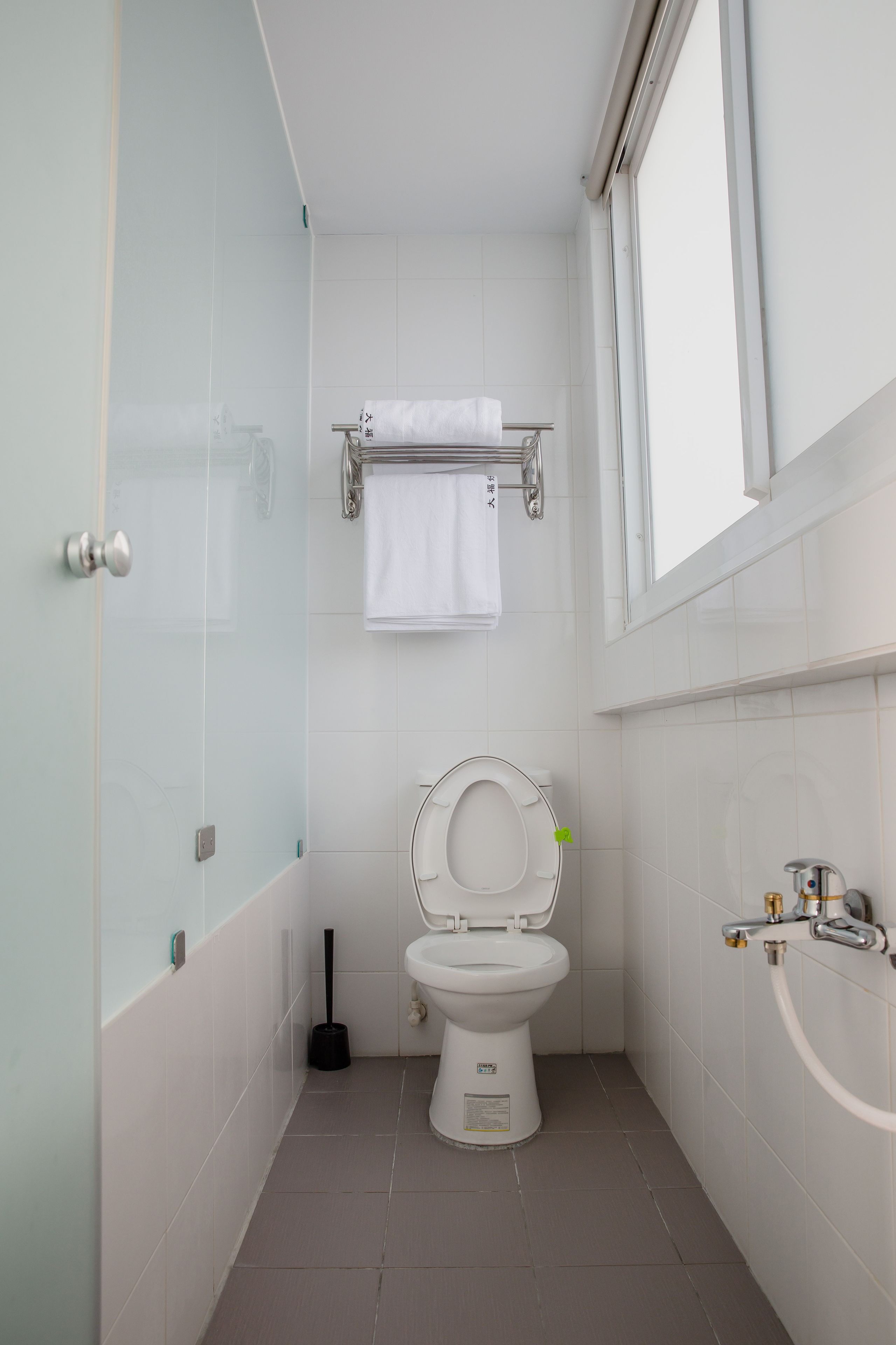 Un baño moderno con inodoro, zona de ducha y bañera.