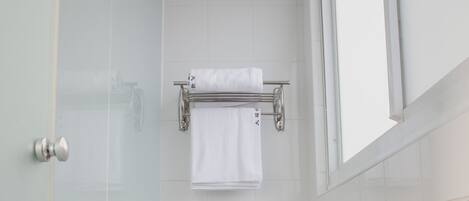 Un baño moderno con inodoro, zona de ducha y bañera.