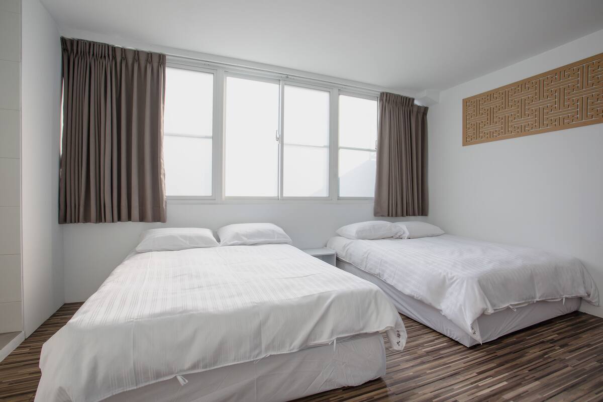 Cubrecamas, escritorio, cortinas blackout y camas plegables/adicionales 