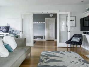 Smart TV, fireplace, DVD player, offices - Sunny Family Home in Heart of Kitsilano with Mountain Views (Vancouver)