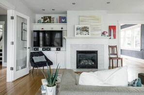 Smart-tv, een open haard, een dvd-speler en een kantoor
