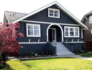 Exterior - Sunny Family Home in Heart of Kitsilano with Mountain Views (Vancouver)