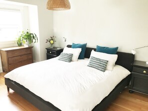 4 bedrooms, iron/ironing board, WiFi, bed sheets