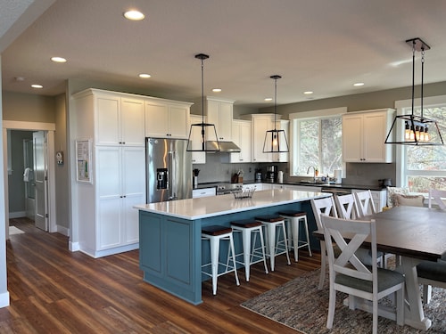 Beautiful 3 bedroom Nedonna beach home. Just one block from the beach