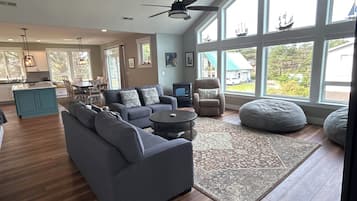 TV connectée, cheminée, lecteur de DVD