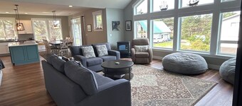 Beautiful 3 bedroom Nedonna beach home. Just one block from the beach