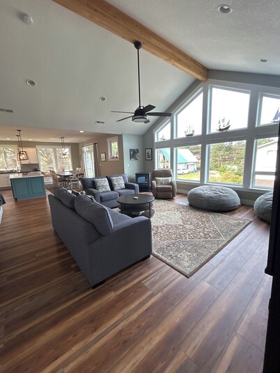 Beautiful 3 bedroom Nedonna beach home. Just one block from the beach