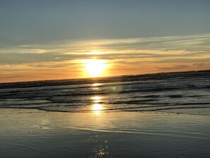 Plage à proximité, chaises longues, serviettes de plage