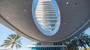 Un edificio moderno con una estructura elíptica distintiva y fachada de vidrio.