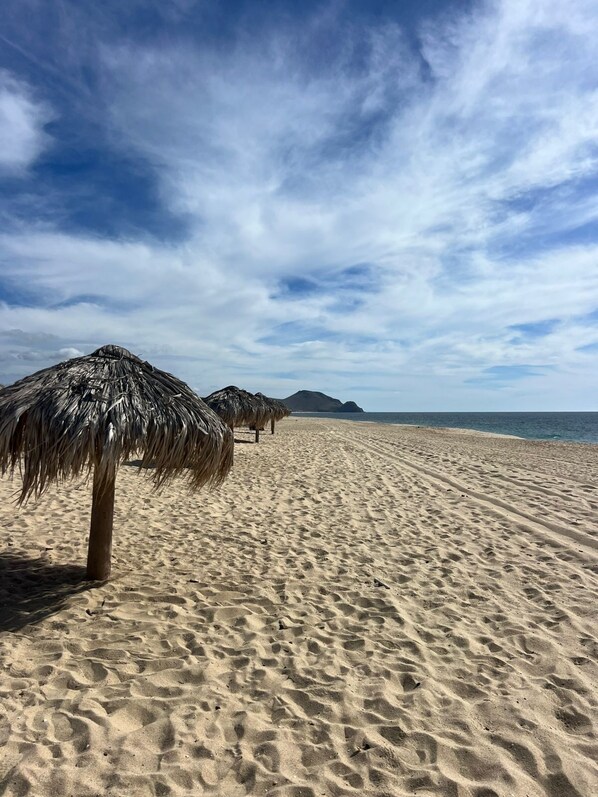 En la playa y toallas de playa 