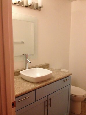 Sèche-cheveux, serviettes fournies, savon, shampoing