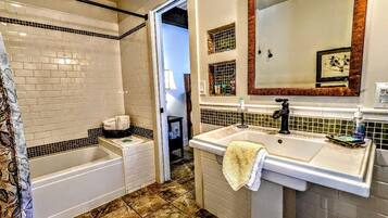 Combined shower/tub, towels
