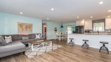 Smart TV, chimenea y tenis de mesa