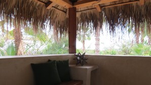 A room with a wooden bench, a white pedestal, and a star-shaped decoration. - Villa Gardenia - Oceanfront House Mango (Todos Santos)