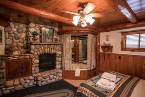 1 bedroom, free WiFi, bed sheets - Rustic and Charming one Bedroom cabin. Upgraded pontoon! (Hayward)