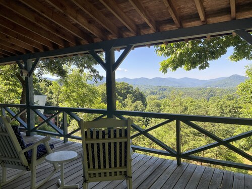 Fantastic Year Round Mountain Range View!