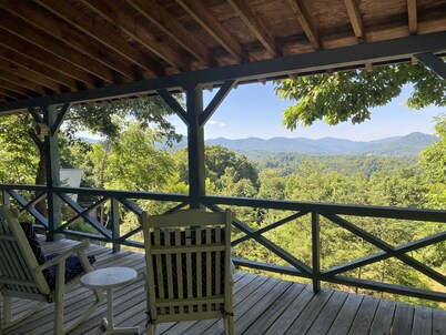 Fantastic Year Round Mountain Range View!