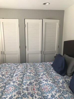 5 bedrooms, iron/ironing board, WiFi, bed sheets