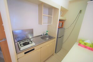 Standard Room, 1 Bedroom | Private kitchen | Fridge, microwave