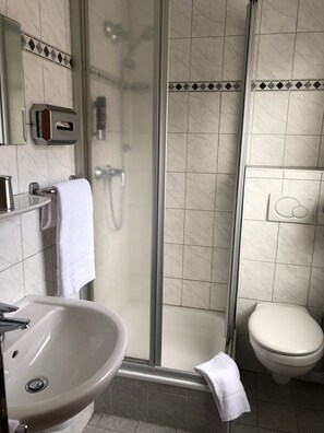 Basic-Zimmer | Badezimmer | Dusche