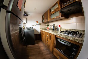 Fridge, oven, stovetop, coffee/tea maker - Carlito′s Way Food & lodging (Envigado)