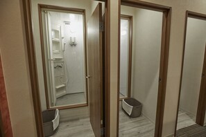 Shower, hair dryer, shampoo, toilet paper - B&B Unagi Inn - Hostel (Kyoto)