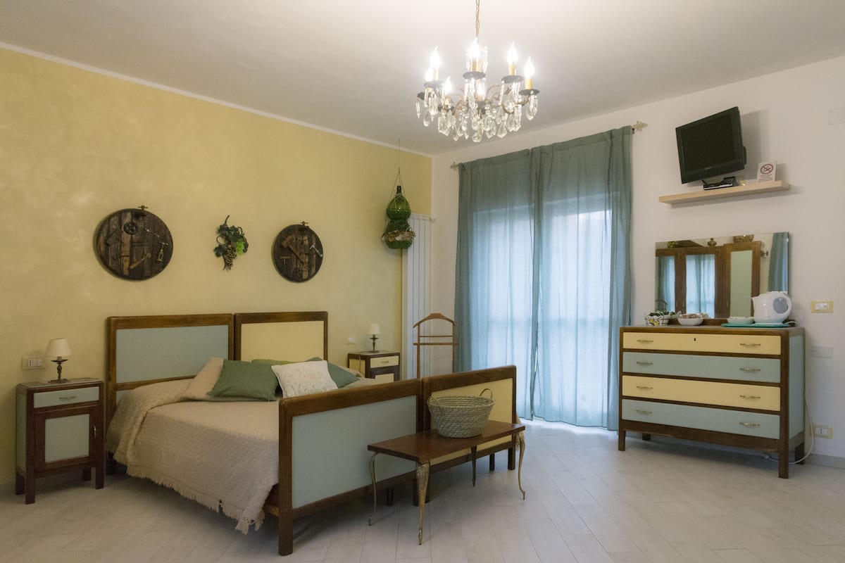Habitación familiar (Stanza del Paese) | Edredón, caja de seguridad en la habitación y decoración personalizada