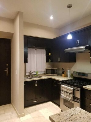 Frigorífico, microondas, horno y placa de cocina