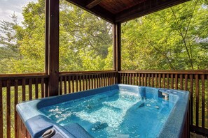 Outdoor spa tub - Honeymoon Mountain Cabin close to Galinburg/Pigeon Forge free wifi 2 fireplaces-Pet Friendly (SEVIERVILLE)