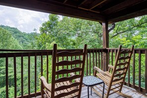 Property grounds - Honeymoon Mountain Cabin close to Galinburg/Pigeon Forge free wifi 2 fireplaces-Pet Friendly (SEVIERVILLE)