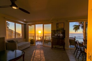 Smart TV, libros y estéreo 