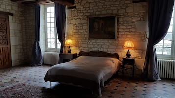 Double Room (L' étang) | Individually decorated, individually furnished, blackout curtains