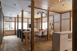 Apartment, 3 Bedrooms, Mountain View (Unit 3) | Living area