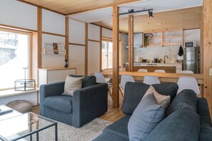 Apartment, 3 Bedrooms, Mountain View (Unit 3) | Living area