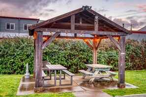 Outdoor dining - S2 - Cowabunga @ Surf Inn - 2 Bed 2 Bath (Netarts)