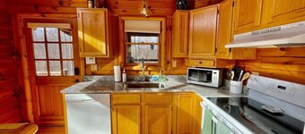 Pet friendly, hot tub, close to Hocking Hills!