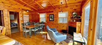 Pet friendly, hot tub, close to Hocking Hills!